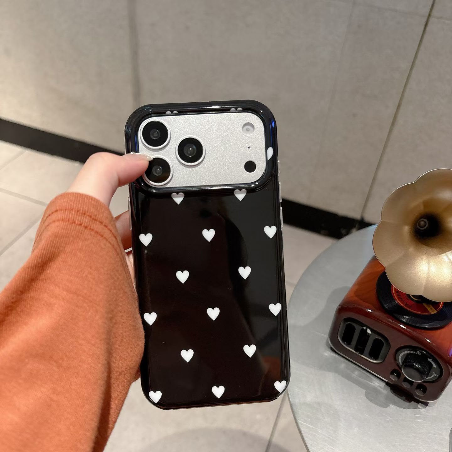 Black Hearts Chic Case with Magsafe for iPhone
